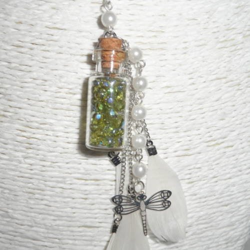 Collier fiole avec petites perles en verre " vert irisé " , plumes et libellule 