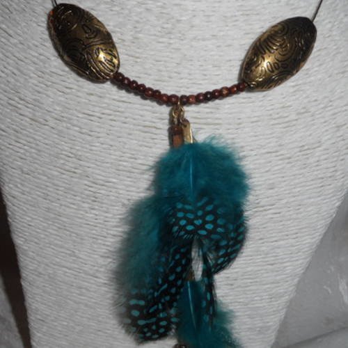 Collier plumes tachetées turquoise et perles indonésiennes en métal bronze 