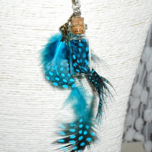 Collier fiole en verre avec petites plumes turquoise tachetées et grandes plumes 