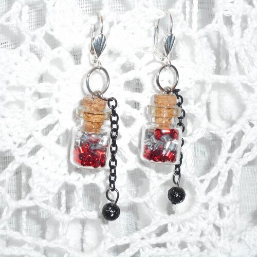 Boucles d'oreilles fioles avec paillettes argentées + rouges chaînettes et perles noires 