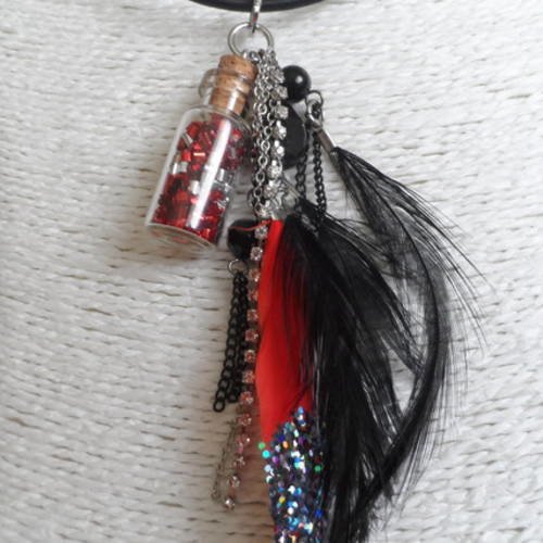 Collier fiole en verre avec paillettes argentées + rouges et longues plumes 