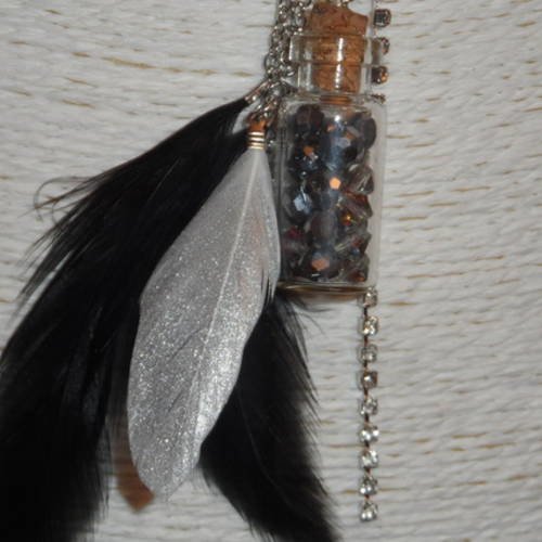 Collier fiole avec petites perles en verre métallisées argentées et plumes 