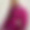 Collier fiole en verre avec petites plumes fuchsia tachetées et grandes plumes 
