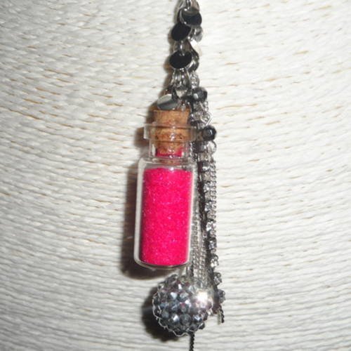 Collier fiole en verre avec poudre de paillettes couleur framboise et pendants 