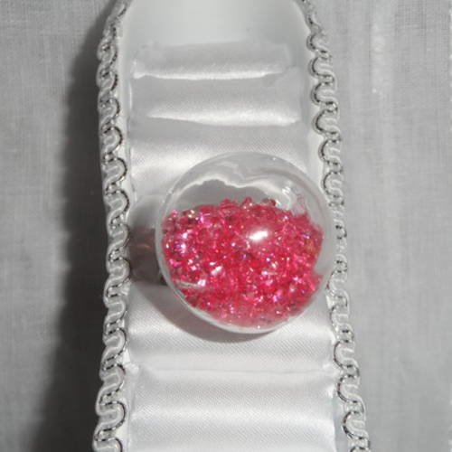 Bague dôme réglable en verre avec petits cristaux roses 