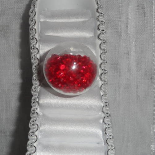 Bague dôme réglable en verre avec petits cristaux rouges 
