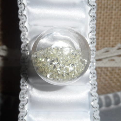 Bague dôme réglable en verre avec petits cristaux translucides 