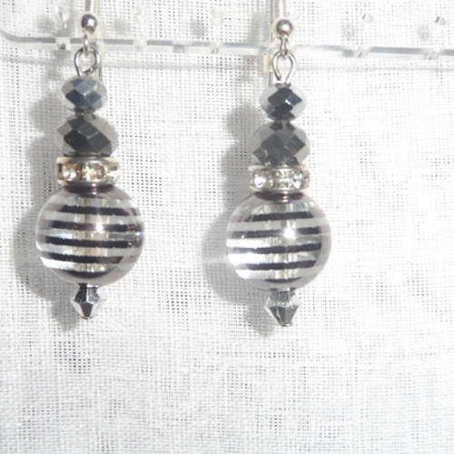Boucles d'oreilles argentées perle en verre rayures horizontales et perles en hématite 