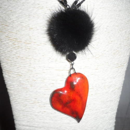 Collier / sautoir coeur céramique rouge/ orangé et pompon fourrure noire " mi corazon " 
