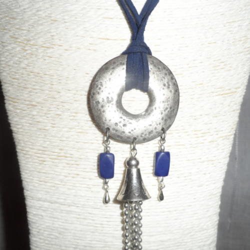 Collier / sautoir " shauna"  disque métal argenté martelé vieilli et pendants bleus