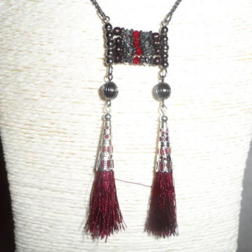 Collier / sautoir " saïli " perles en verre , métal argenté et pompons rouge foncé