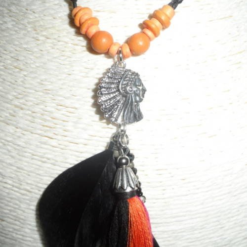 Collier " apache " tête d'indien métal argenté, perles en bois, plumes et pompon tons orange et noirs 