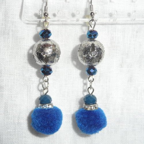 Boucles d'oreilles " cara " perles en métal argenté et pompons bleus 