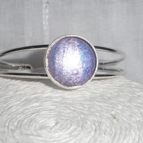Bracelet rigide métal argenté réglable " lila " cabochon en verre peint à la main tons parmes 