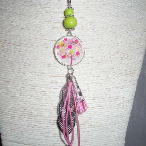 Collier " aurélie " cabochon en verre arbre rose et vert avec pompon rose, perles en bois et feuilles argentées 