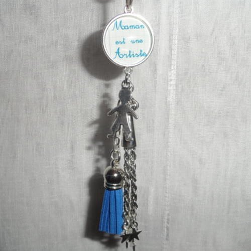 Porte clés / bijou de sacs cabochon " maman est une artiste "  métal argenté et pompon bleu 