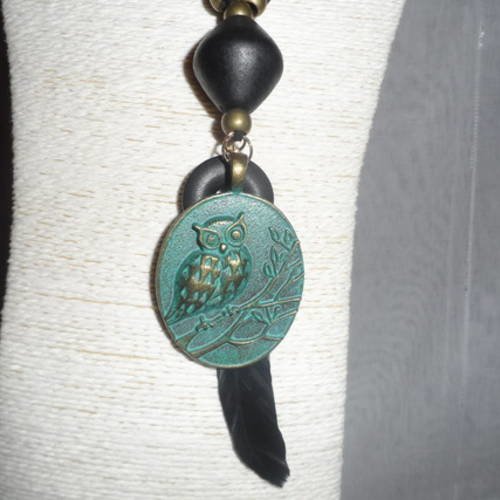 Collier / sautoir " une chouette dans mon jardin" pendentif en laiton patiné turquoise foncé , perles en bois et plume 