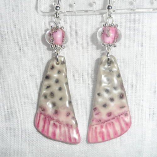 Boucles d'oreilles " lou " pendentifs en porcelaine froide artisanale et perles en verre filées au chalumeau teintes roses 