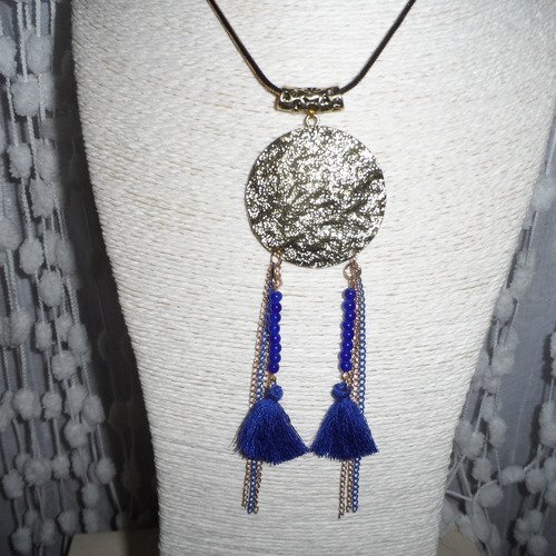 Collier / sautoir ethnique / chic " naïma " " cercle en métal doré vieilli martelé, pendants et pompons bleus 