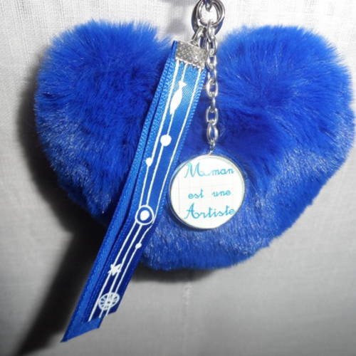 Porte clés / bijou de sacs coeur en fourrure bleu vif , cabochon "  maman est une artiste " et rubans bleus 