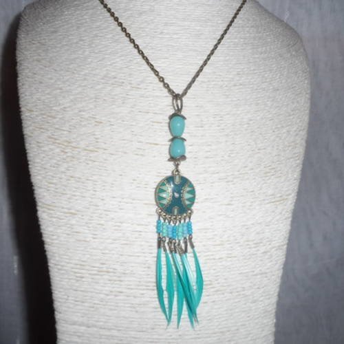 Collier " shayana " perles en verre, pendentif en laiton émaillé et plumes turquoise 