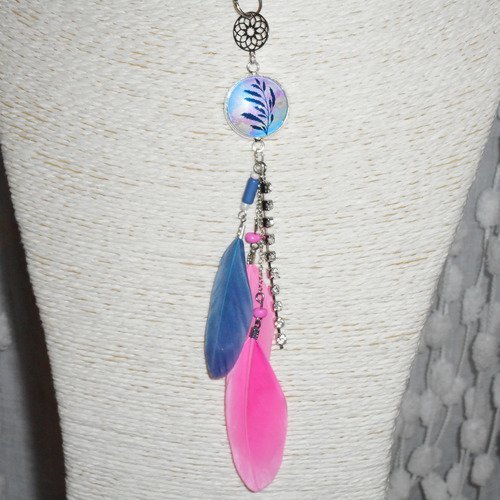 Collier " brise d'été " cabochon en verre branche avec feuilles sur fond rose et bleu , pendants,  perles et plumes 