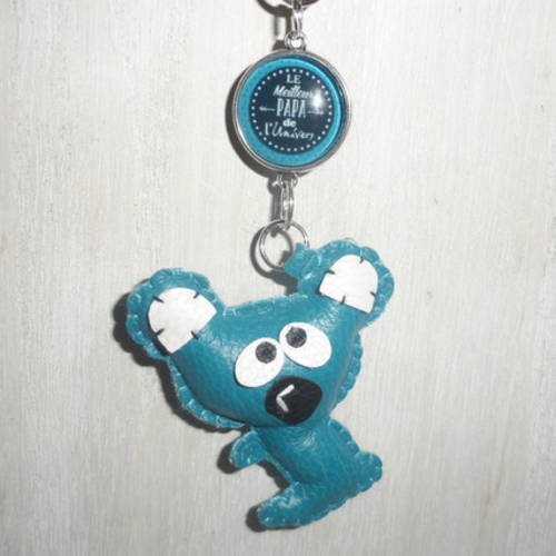 Porte clés cabochon " le meilleur papa de l'univers " en blanc sur fond noir et bleu  avec petit animal rigolo 