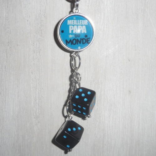 Porte clés cabochon " le meilleur papa du monde " en blanc et noir sur fond  bleu  avec dés noirs et bleus 