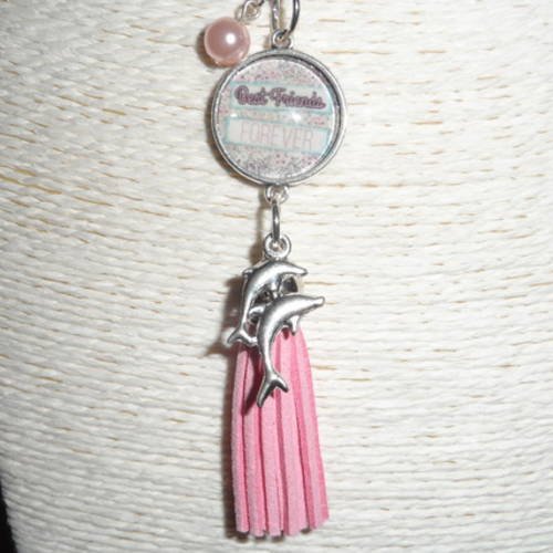 Porte clés / bijou de sacs cabochon " best friends forever " avec breloques et pompon rose. 