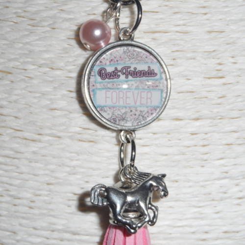 Porte clés / bijou de sacs cabochon " best friends forever " avec breloques et pompon rose. 
