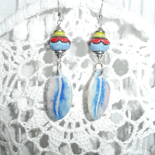 Boucles d'oreilles " emmy " pendentifs plumes bleues en porcelaine froide artisanale et perles en céramique raku 