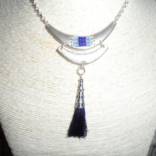 Collier ethnique chic " lia " métal argenté , perles bleues en verre  et pompon bleu