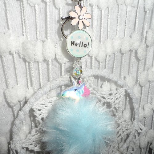 Porte-clés / bijou de sac " hello " avec cabochon en verre, breloques et pompon licorne en fourrure bleu ciel.