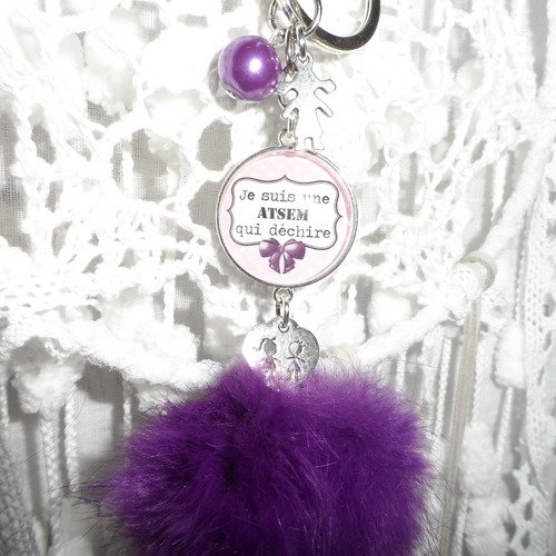 Porte-clés / bijou de sac " je suis une atsem qui déchire" avec cabochon en verre, breloques et pompon en fourrure violet.
