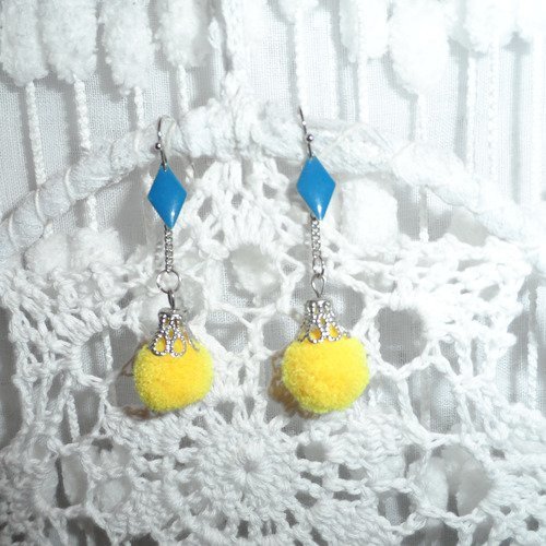 Boucles d'oreilles " jeu de couleurs  " avec pompons jaunes et sequins émaillés losanges bleu roi.