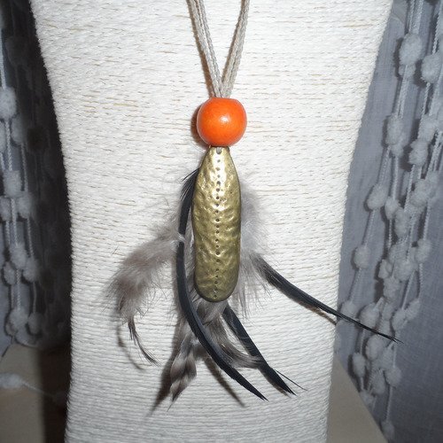 Collier ethnique / tribal  " missiko " laiton martelé , perle en bois et plumes