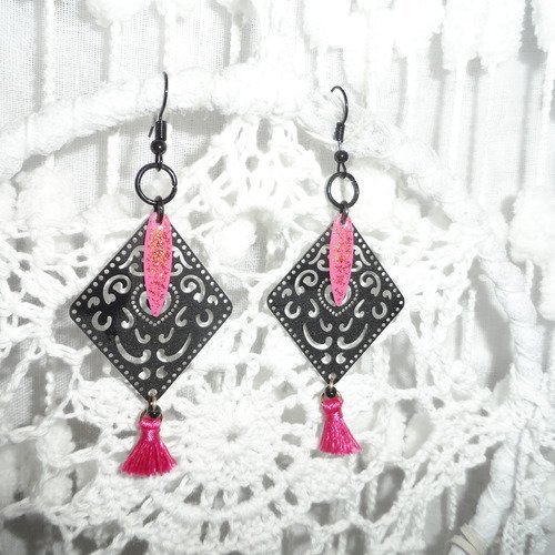 Boucles d'oreilles " sawsène  " avec losanges ajourés en métal noir , sequins émaillés rose pailleté  et pompons rose tyrien.