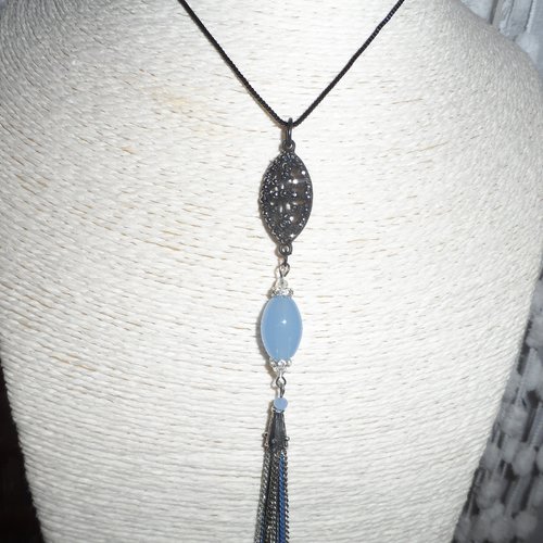 Superbe collier " sabrina " avec navette métal noir et strass, perle en verre bleu et pompon métallique bleu et argenté.