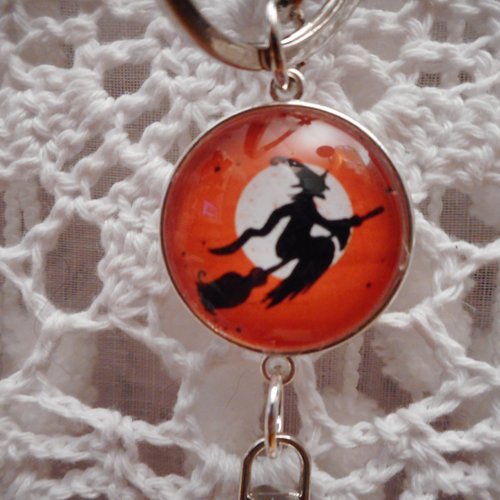 Porte-clés / bijou de sacs cabochon "  petite sorcière d'halloween orange " avec perle argentée, pompon suédine blanc et coeur orange