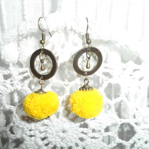 Boucles d'oreilles style ethnique " soleils jaunes " cercles métal bronze et pompons " boules " jaunes