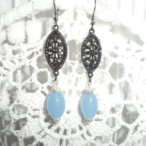 Superbes boucles d'oreilles " sabrina " avec navettes métal noir strassé et perles en verre bleu.