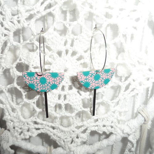 Boucles d'oreilles " floréal " avec créoles argentées, sequins émaillés rose / turquoise en demi-cercles et pendants argentés.