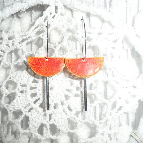 Boucles d'oreilles " lave en fusion " avec créoles argentées, sequins émaillés orange rougeoyant en demi-cercles et pendants argentés.