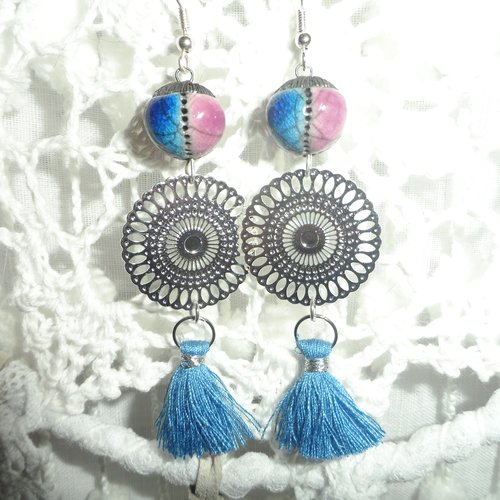 Boucles d'oreilles " fabuleuses " perles bleues et roses céramique raku artisanale , breloques  métal argenté et pompons bleus 