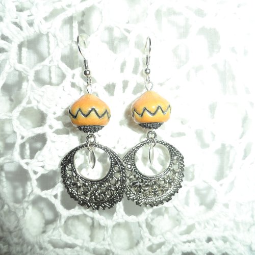 Boucles d'oreilles " audrey " perles jaune orangé  en céramique raku artisanale , pendants et breloques  métal argenté 