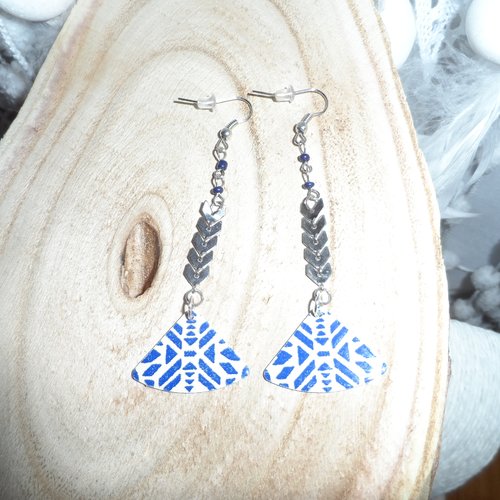 Boucles d'oreilles  " sonia  "  sequins émaillés bleus et blancs et chaînes en épi argentées