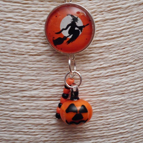 Collier cabochon en verre " petite sorcière d'halloween orange " avec perles  et citrouille orange