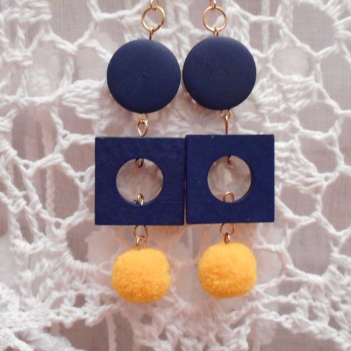 Boucles d'oreilles " cheryll " cercles et carrés en bois bleu marine, métal doré  et pompons jaunes.
