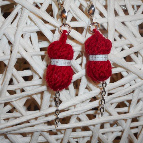 Boucles d'oreilles "petites pelotes de laine rouge "