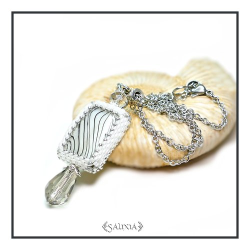 Pièce unique - collier pendentif tissé autour d'un véritable coquillage nacré rayé chaine et mousqueton acier inoxydable (#c118)